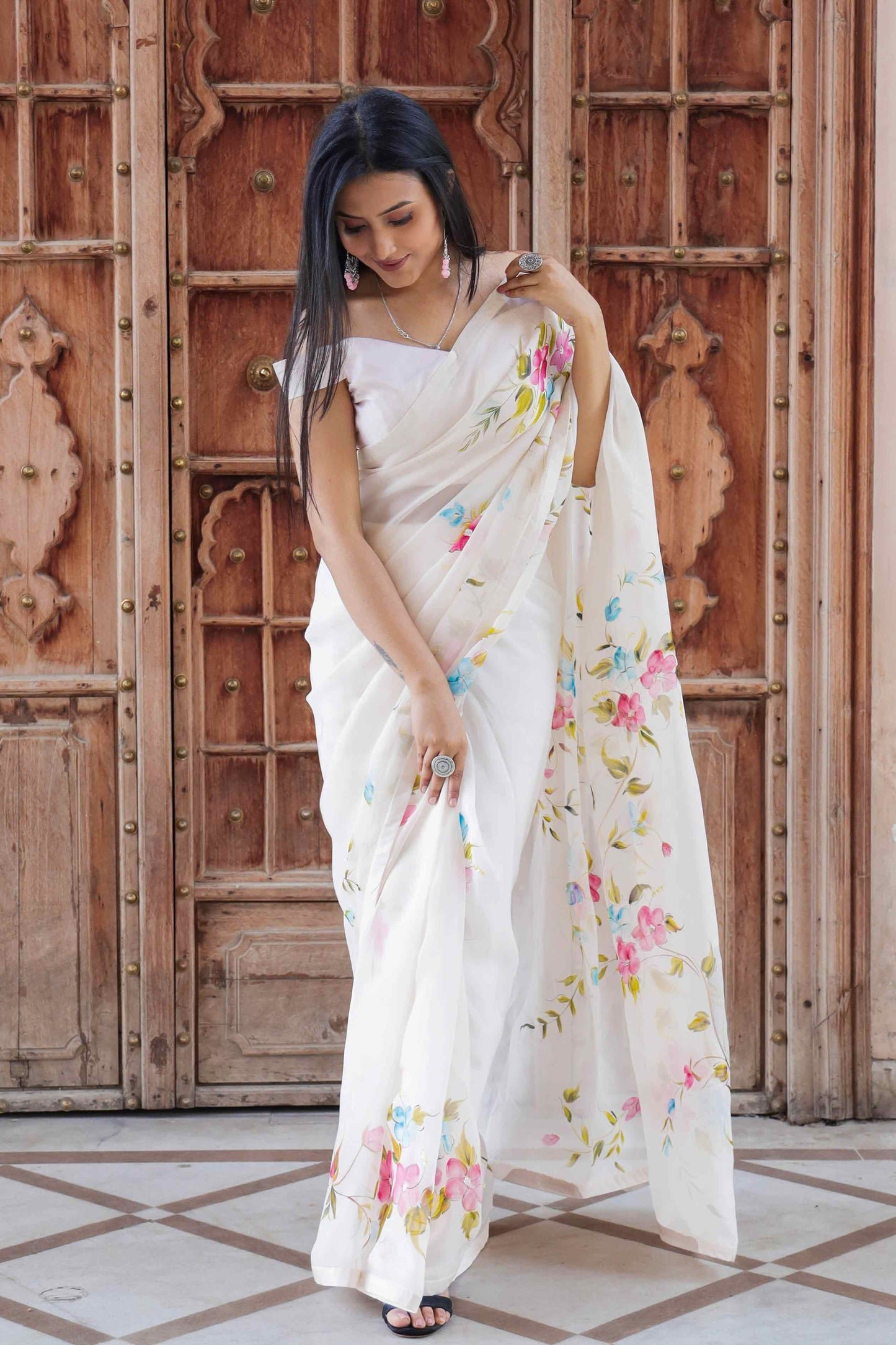 https://sanjoni.com/cdn/shop/files/White-Garden-saree-02.jpg?v=1695110033&width=1445