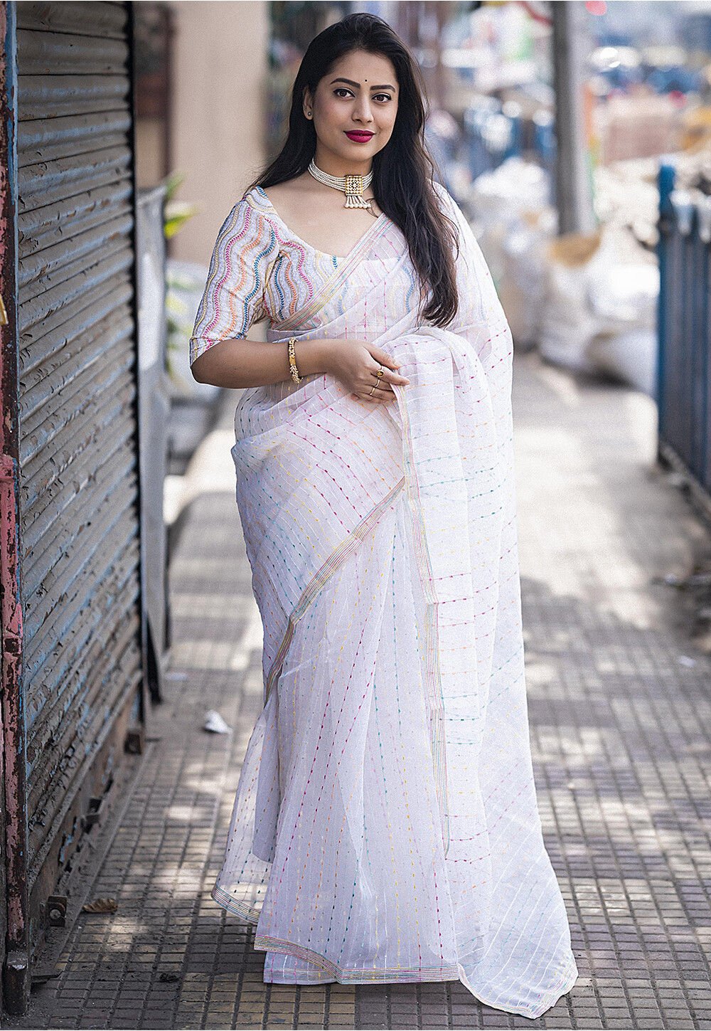 https://medias.utsavfashion.com/media/catalog/product/cache/1/image/1000x/040ec09b1e35df139433887a97daa66f/e/m/embroidered-organza-saree-in-white-v1-scca195.jpg